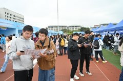 校一直把结业生就业工做摆正在凸起